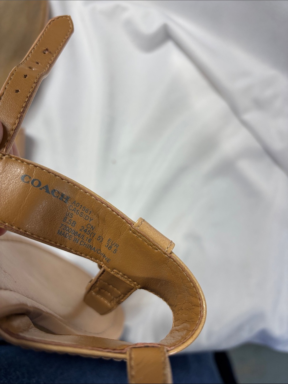 Coach Cassidy Nude Tan
Leather T-Strap Sandals Gold
Tone adjustable sandals - Picture 11 of 12
